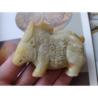 白玉灑金沁 古玉 鈣化質變【玉牛勾連雲紋】牛轉錢坤 把玩玉器, 1個