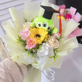 畢業小熊向日葵玫瑰花束，禮贈表達心意, 三眼怪送禮物袋, 1件