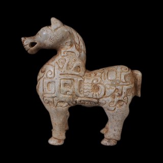 《博古珍藏》雞骨白和闐玉雕捲雲紋玉馬．134公克．附收藏盒．早期收藏老件．感恩特賣, 1個