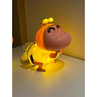 發光蜜蜂蠟筆小新夜燈 2025新款公仔 大手辦客廳擺件燈, 中号23cm蜜蜂小新充电款+身体触角发光