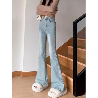 淺色直筒牛仔褲，高腰寬鬆九分褲