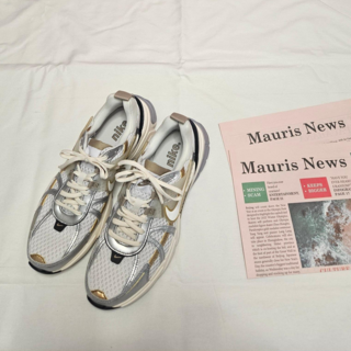 국내매장판 나이키 V2k 런 런닝화 화이트 카키 메탈릭 실버 HJ7245-100