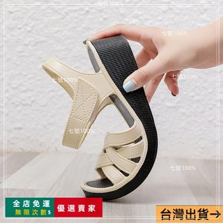 大碼女涼鞋 桃園出貨 夏季平底軟底魔術貼中老年婆婆媽媽鞋, 975米白色 跟高4CM,36 偏小一碼