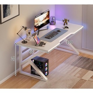 심플한 화이트 컴퓨터 책상 이미지