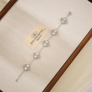 輕奢風幸運草鈦鋼鎖骨鏈手鏈套裝，時尚四葉草吊墜，幸運草項鍊，鈦鋼材質，不易過敏，持久閃耀