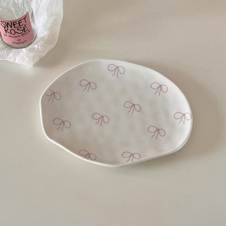 台南出貨 韓國ins風 粉色蝴蝶結陶瓷盤 手工不規則形甜品碟 小清新餐具 可愛點心盤 早餐盤 甜品黃油刀 貝果盤餅, 白底粉蝴蝶結不規則盤, 1個