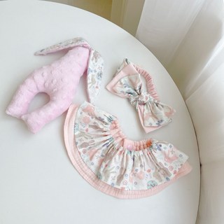 粉灰兔花草生活彌月禮盒三件組：荷葉圍兜、髮帶、樂豆兔兔，親膚透氣，可愛時尚，新生兒送禮首選