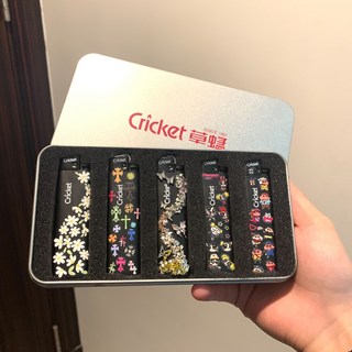 草蜢Cricket 打火機禮盒裝 5支一套 立體貼紙圖案多樣 附原裝鐵盒 砂輪點火防風