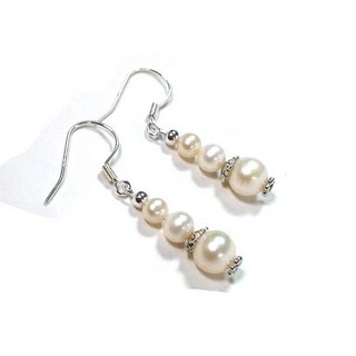 珍珠大小圓珠純銀耳環，優雅設計，親膚低敏，展現迷人風采