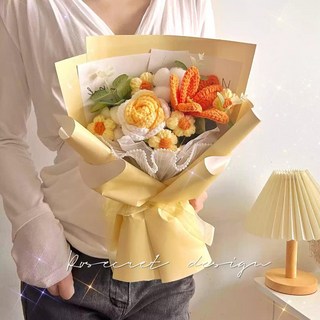 玫瑰花編織花束 - 手鉤針織毛線花畢業禮物 (情人節/教師節/母親節), 1個, 毛線鬱金香玫瑰黃色（中 長37*25CM