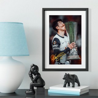 손흥민 유로파리그 우승 기념 사진 액자 축구 인테리어 토트넘굿즈, C. 트로피 키스