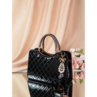 紅色菱格紋漆皮手提包，可肩背，附吊飾