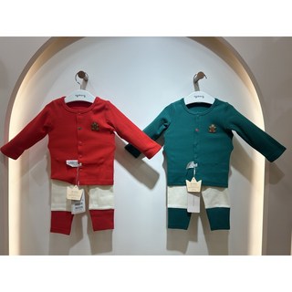 아가방 안양점 25년 겨울 신상품 크리스마스를 연상케하는 레드와 그린 색상의 골지상하~ 바지가 두가지 색상의 신축성 좋아 입히기 편한~ 한국원단사용~ 무형광이랍니다.