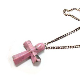 天然玫瑰石復古十字架長項鍊，長款設計修飾頸部線條，經典百搭展現個人品味