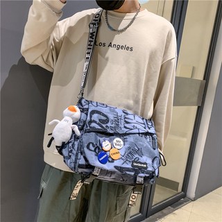 日系潮牌大容量斜挎包 休閒學生帆布單肩包 工裝郵差揹包, 黑色加強版【防潑水加固更耐用】,單包【送4枚徽章】