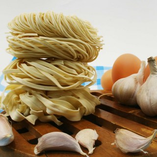 宏鉅獨家 蒜香麵系列(4片/包)（6片/包）, 1個, 蒜香小刀切麵