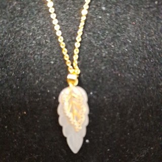 羊脂白玉金枝玉葉項鍊，精緻玉石鑲嵌，優雅溫潤，襯托女性氣質