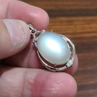 白月光石月光石拉長石吊墜蛋面天然水晶玉石吊飾#B398-4，散發柔和光暈，增添女性溫柔氣質