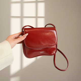 귀엽고 가벼운 빨간색 가죽 미니 크로스백