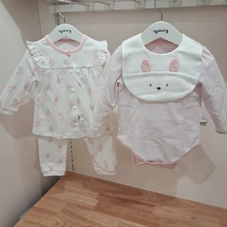 아가방 [선물추천]내의세트+바디수트+턱받이~ 4종세트~ 신생아/출산/100일~선물추천~~ 부드러운 파스텔 컬러의토끼들이~ 다다익선 실내복 2종에~ 유용한 턱받이까지~~
