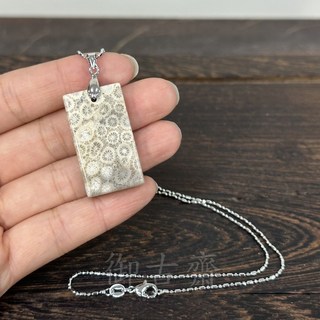 御古齋 精選天然珊瑚玉菊花石無事牌 花紋鮮麗 祥瑞富貴 和氣生財 生命寶石 提高心靈層次 附墜鍊, 1個