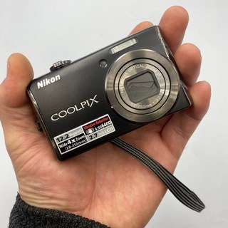 희귀 빈티지디카 니콘 COOLPIX S620+배터리+충전기 메모리 영상가능 2009년경에 출시된 **초기형 컴팩트 디지털 카메라(디카)** 레트로(복고) 감성의 12.2 메가픽셀, S620
