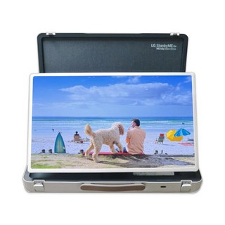 LG 스탠바이미 Go를 캠핑 장소에서 사용하는 모습 