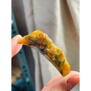 琥珀色龍形翡翠手鐲 彎月造型 精雕細琢 女款手環