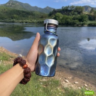 鈦杯 純鈦水杯 騎行運動水壺 大容量戶外便攜單層鈦杯 露營徒步登山輕量化, 1個, 纯钛烤蓝手工捶打蜂窝纹水壶490ml