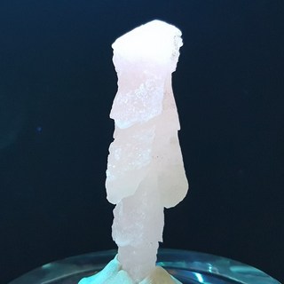 粉紅寶塔冰晶石柱狀單晶 (有螢光反應) 湖南郴州產天然礦石擺件
