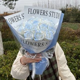FLOWERS STUDIO 永生花束 畢業生日禮物 仿真玫瑰康乃馨玩偶花束 附浪漫燈串賀卡, 【19朵碎冰藍】+浪漫燈串-賀卡