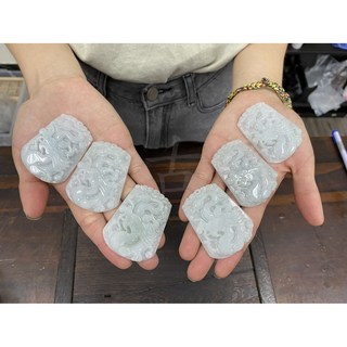 御古齋 天然A貨翡翠祥龍玉牌 龍吐珠 飄花綠 龍牌 招財辟邪 防小人 保平安 附墜鍊, 1個