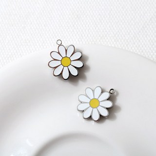 싼비즈 [8-117-01]써지컬스틸 펜던트 에폭데이지꽃 15mm 1개