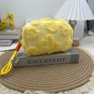 可愛毛絨愛心手拿化妝包，甜美少女風，通勤外出收納包