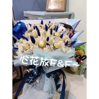 心花放K&F 畢業花束【11顆金莎&永生滿天星學士熊】情人節花束/生日花束/畢業禮物, 藍色英文雙面包裝紙
