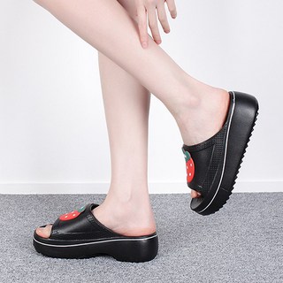 준디자인 5cm 여성 키높이 통굽 딸기 슬리퍼 트임 막힘 굽있는 실내화 아쿠아슈즈 굽높은 사무용 교실 학교 쿠션 물놀이 여름슬리퍼 젤리 신발 외출용 실내용 슈즈