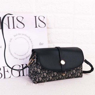 Derby 經典LOGO系列 馬鞍包 女斜背包 質感側背包 (型號: 860837) 尺寸25x9x16cm