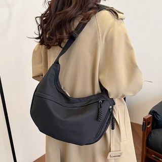 輕質尼龍斜背包是一款適合旅行和日常使用的時尚女士斜背包, 黑色