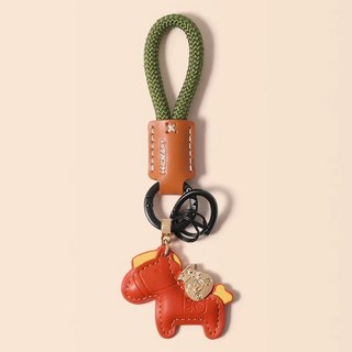 馬年馬上有錢鑰匙扣汽車機車鑰匙圈情侶包包背包精緻吊飾, 棕皮綠繩+紅色小馬+馬蹄扣+小圈, 1個