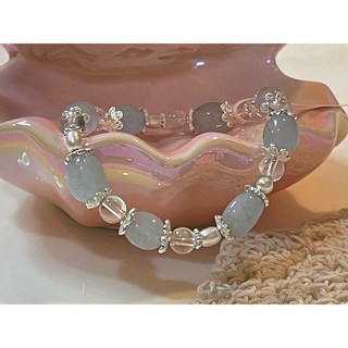 花蒔嚴選 晨霧海語 海藍寶手鍊，搭配白水晶與貝珠，展現清透柔美氣質