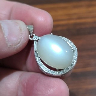 白月光石月光石拉長石吊墜 蛋面設計天然水晶玉石吊飾，增添個人魅力