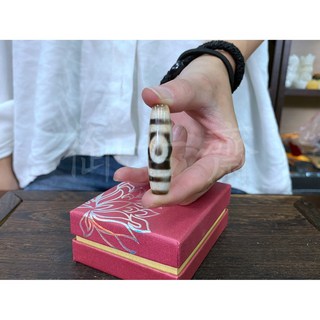 御古齋 精選西藏至純三眼天珠 帶硃砂銀河線 心想事成 避邪保平安 密宗佛教聖物 附盒, 1個