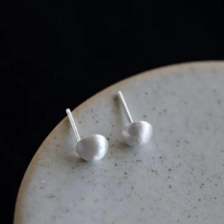 헬렌 실버 무광 브러쉬 볼 귀걸이