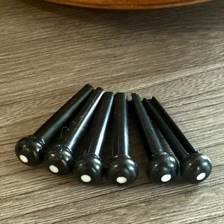 老羊樂器店 塑膠弦釘 民謠吉他弦釘插銷 一套6根 黑/白 吉他配件, 1個, 黑色塑膠(1組六個)