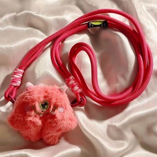 甜蜜cosmetics 彩色毛絨公仔怪獸斜跨手機殼 防丟繩手腕墊片手機掛飾, 1個, 粉色毛絨怪獸背夾+斜跨繩