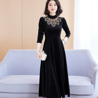 TKX 여성 봄 가을 긴소매 벨벳 원피스 반하이넥 자수 디테일 플레어 드레스 KN89