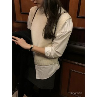 高領無袖針織馬甲背心，內搭疊穿毛衣
