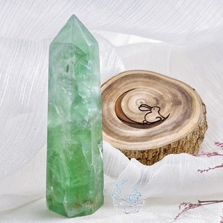 螢石柱 綠螢石 羽毛體 青丹色 若竹色 波紋狀 帶小礦缺 帶彩虹光, 1個