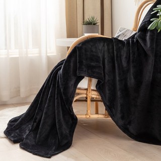 1개의 단색 담요는 부드럽고 편안하며 피부 친화적인 100% 폴리에스터 섬유로 제작되었습니다.