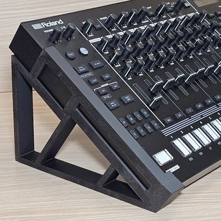 아날로그 소스 데스크톱 스튜디오 앵글드는 롤랜드 TR-8S 리듬 퍼포머 드럼 머신 신스를 의미합니다